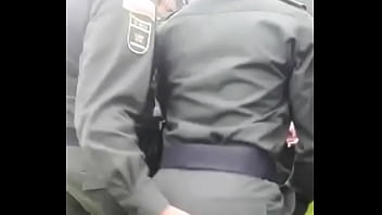 LIEUTENANT POLICE HÄNDIGT SEINEN BEGLEITER IN VOLLSTÄNDIGER FORM