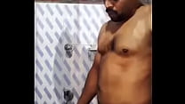 Ragazzo Tamil mastubato in doccia