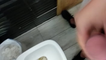 Stroh im öffentlichen Bad mit Cumshot