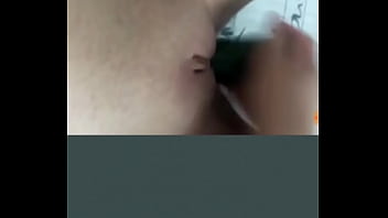 Chica se masturba con el peine mientras grita de placer. ¡Más vídeos gratis y similares aquí! --> http://zipansion.com/2whL3