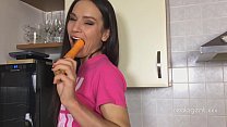La pornostar russa Nataly Gold si sfrega il culo con la carota in cucina