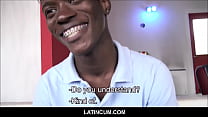 Un jeune black hétérosexuel amateur avec bretelles de la Jamaïque baise un cinéaste gay latino pour une vidéo POV
