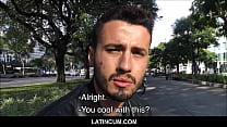 カメラのハメ撮りでゲイの見知らぬ人とセックスするためにブラジルからの若いストレートガイは現金を支払った