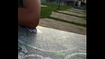 Fidanzata scopa in un parco pubblico