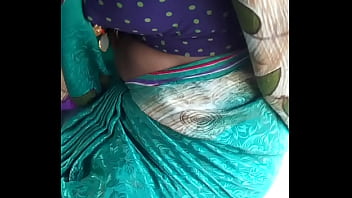 chaude tante Telugu montrant des seins en auto
