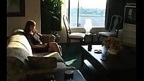 Jeune salope en lingerie jouant avec elle-même en fumant