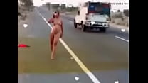 Amateur Frau nackt auf der Straße