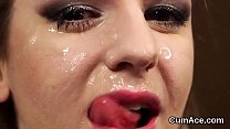 Пикантный кумир получает камшот на ее лицо, глотая всю сперму