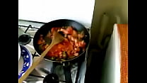 Desi Bhabhi saugt beim Kochen
