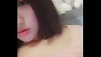 Chinesisches Teen berührt ihren sexy Körper - WatchHerNow.com