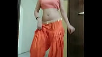 Garota indiana Nidhi fazendo dança do ventre em casa