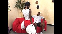 Schwarze Cheerleaderin Lady Armani wird auf roter Couch gefickt