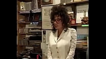 Ванесса в книжном магазине