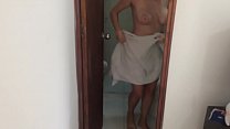 Atrapé a mi hermanastra masturbándose en la ducha