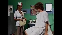 Enfermeira gostosa da MILF dá tratamento sexual a um paciente excitado na sala de emergência