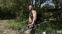 Un militaire torride se masturbe et jouit après une patrouille en vidéo Ultra HD