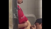 Pinoy bite à sucer dans les toilettes publiques.