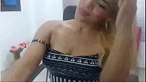Бразильская девушка снимает бюстгальтер