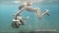 Julia et Masha nagent nues dans la mer