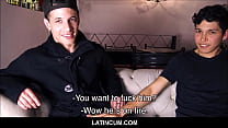Dos chicos latinos españoles twink reciben un pago para follar delante de un chico de cámara