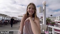 Real Teens - Teen pussy POV gioca in pubblico