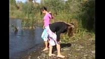 Duas garotas de 18 anos nuas à beira do rio
