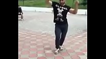 Русский дагестанский араб танцует потрясающий арабский танец на улице