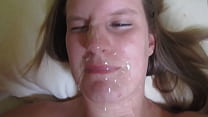 Une jeune femme de 19 ans reçoit son premier soin du visage