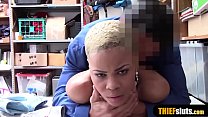 Joven ladrona de ébano es follada duro por un policía del centro comercial