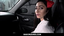 Heiße junge Latina-Stieftochter mit Zahnspange Jasmine Vega wird von Stiefvater auf dem Rücksitz seines Autos gefickt, nachdem sie beim Ladendiebstahl erwischt wurde POV
