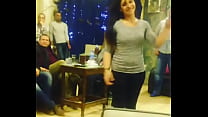 Арабская девушка танцует с друзьями в кафе
