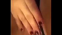 Se mete los dedos en su vagina