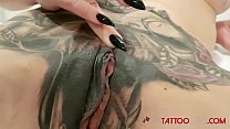Смотри, как Marie Bossette делает экстремальную татуировку на ее клиторе