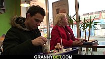 Бабушку-блондинку с большими сиськами сняли в кафе