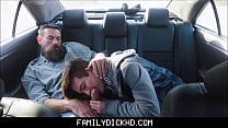 Minet beau-fils et son beau-père baisent sur le siège arrière de leur voiture pendant l'entraînement au volant
