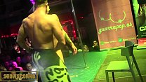 Stripper rubia caliente en el escenario con pareja masculina