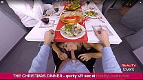 Mamada debajo de la mesa en Navidad en VR con hermosa rubia