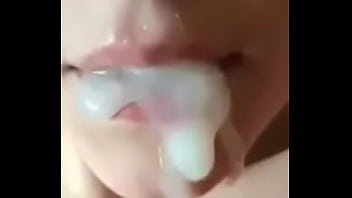 ¡Disparar esperma en la boca de la hermana mientras está Enlace completo para ver la parte de la mamada: https://bom.to/r7Kee