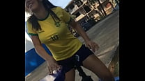 Morena con camiseta brasileña sentada caliente sobre una polla