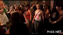 Tonnenweise Oralsex von Blondinen und Gruppensex im Nachtclub