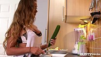 La seducción tetona en la cocina hace que Amanda Rendall llene su rosa de verduras