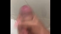 Dotado batendo punheta no banheiro