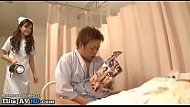 日本人看護師が自慰行為をしている患者を捕まえる