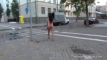 Completamente nudo in pubblico. Nudo nelle strade della città