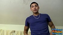 Delicious Latino straightie prende il suo lungo cazzo duro