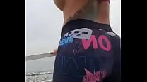 Puta espanhola mostrando bunda e peitos no terraço