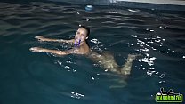 Jeniffer Matrix nuota nuda in piscina