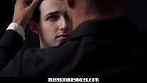 MormonBoyz - Sacerdote tesão observa enquanto um menino religioso sacode o pau em confissão