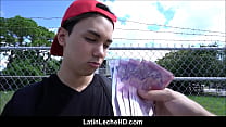 Amateur Virgin Latino Boy in roter Baseballmütze bezahlt, um Fremde zu ficken, die er auf Straßen POV traf