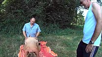 Suzisoumise nue dans un champ